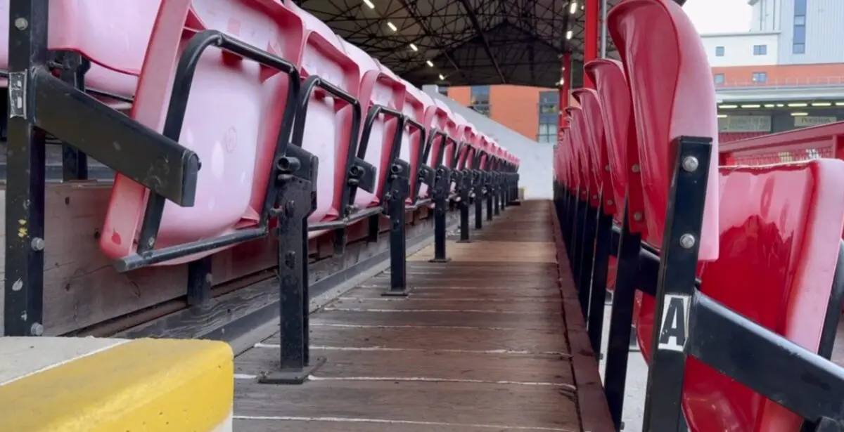 Tribune - sæder på Brisbane Road