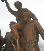West Ham bobby moore statue1