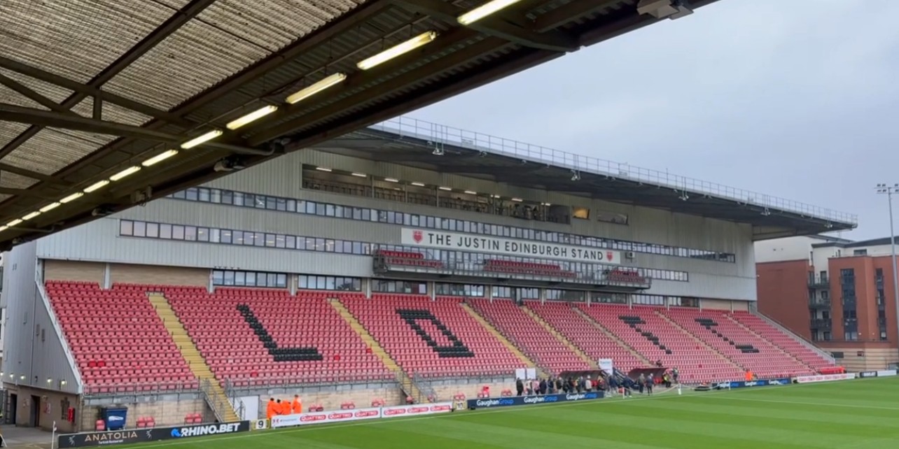 Ther Justin Edinburgh Stand - Fodboldrejse til Leyton Orient