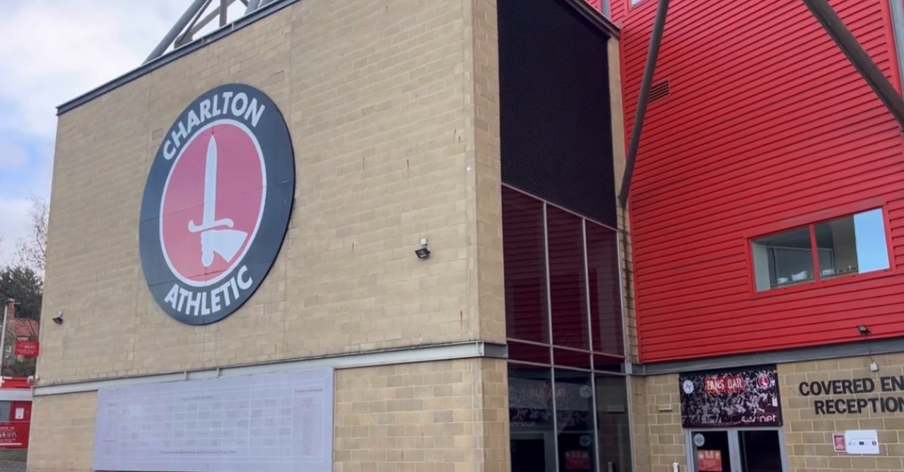 Charlton logo på The Valley