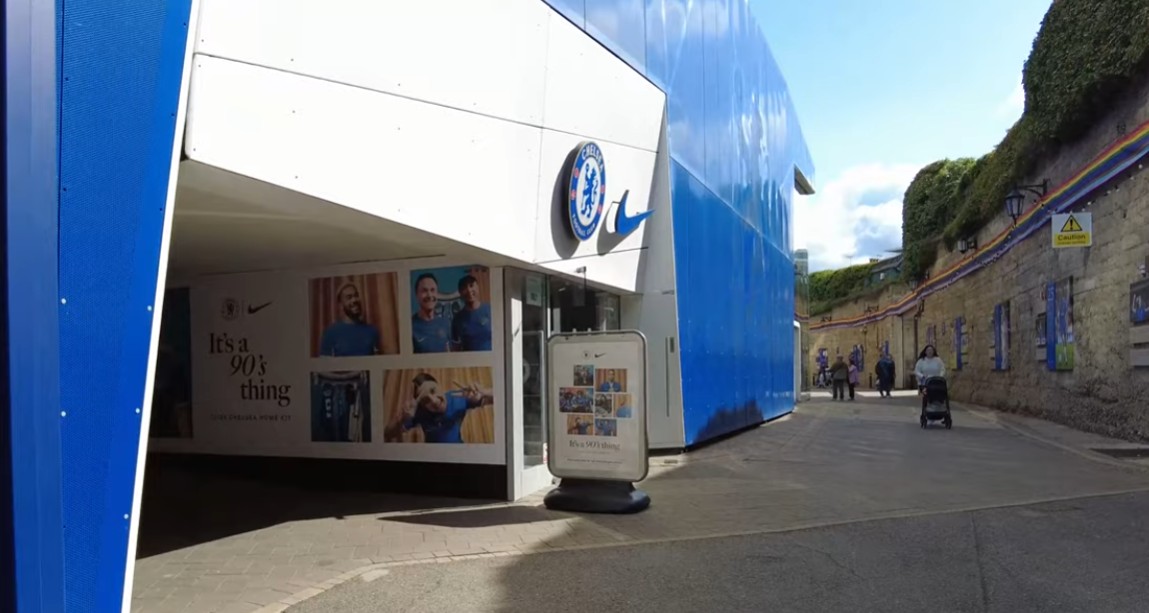 Chelsea Mega Store og spillere på muren